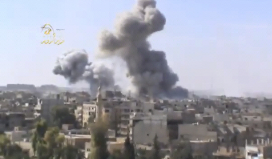 시리아 다마스쿠스 인근 도시에서 이슬람국가(IS)를 향한 시리아 정부군 공습으로 연기가 솟고 있다. /AP연합뉴스