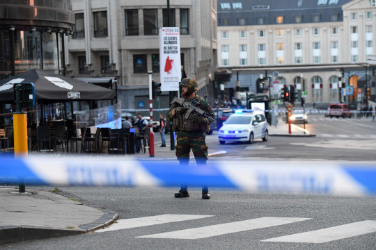 폭발물이 터진 벨기에 브뤼셀 중앙역 주변의 통행이 차단된 가운데 20일(현지시간) 무장 군인이 경계를 서고 있다. /AFP연합뉴스