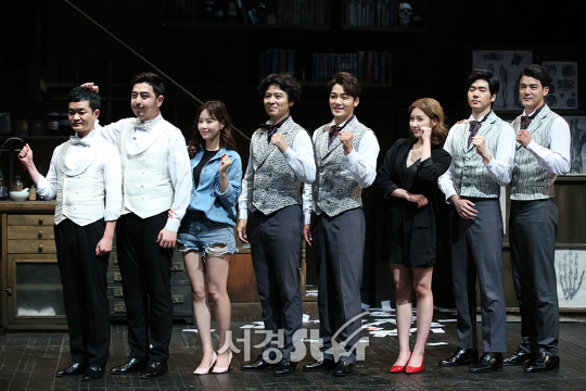 연극 ‘술과 눈물과 지킬앤하이드’ 출연 배우들이 21일 오후 서울 종로구 두산아트센터 연강홀에서 열린 기자간담회에 참석해 포즈를 취하고 있다.