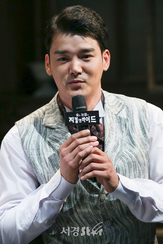 배우 장지우가 21일 오후 서울 종로구 두산아트센터 연강홀에서 연극 ‘술과 눈물과 지킬앤하이드’ 기자간담회에 참석해 소개를 하고 있다.