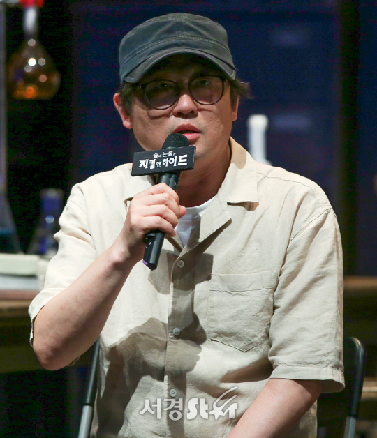 정태영 연출이 21일 오후 서울 종로구 두산아트센터 연강홀에서 연극 ‘술과 눈물과 지킬앤하이드’ 기자간담회에 참석해 소개를 하고 있다.
