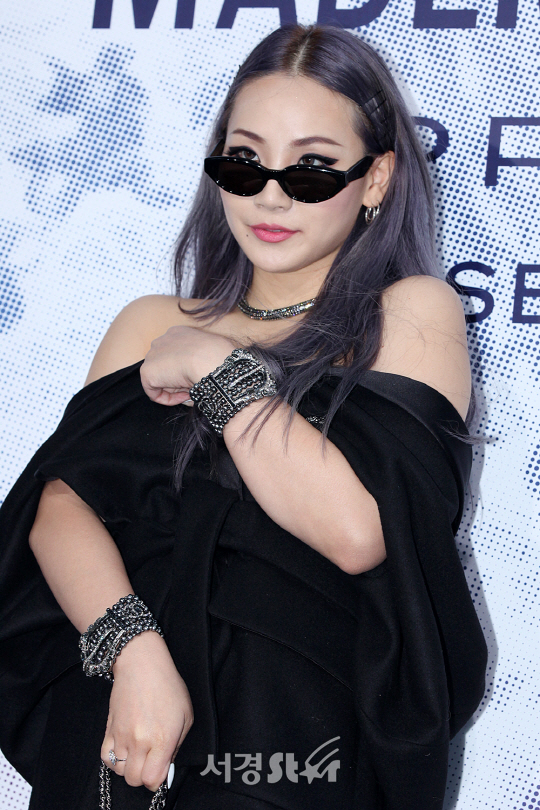 CL이 21일 오후 서울 용산구 한남동에 위치한 미술관에서 열린 한 패션브랜드 전시를 기념하는 포토월 행사에 참석해 포토타임을 갖고 있다.