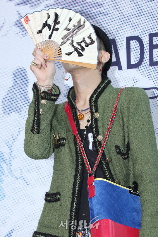 지디(GD)가 21일 오후 서울 용산구 한남동에 위치한 미술관에서 열린 한 패션브랜드 전시를 기념하는 포토월 행사에 참석해 포토타임을 갖고 있다.