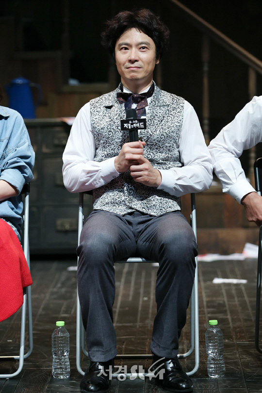 배우 윤서현이 21일 오후 서울 종로구 두산아트센터 연강홀에서 연극 ‘술과 눈물과 지킬앤하이드’ 기자간담회에 참석해 소개를 하고 있다.