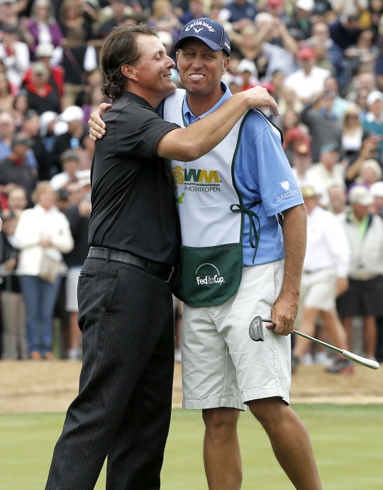 2013년 미국 PGA 투어 피닉스 오픈에서 우승한 뒤 포옹하는 미컬슨(왼쪽)과 캐디 짐 매케이. /AP연합뉴스