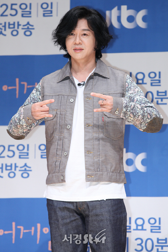 윤도현이 21일 오후 서울 마포구 상암동 JTBC 사옥 2층 JTBC홀에서 열린 JTBC 새 프로그램 ‘비긴어게인’ 제작발표회에 참석해 포토타임을 갖고 있다.