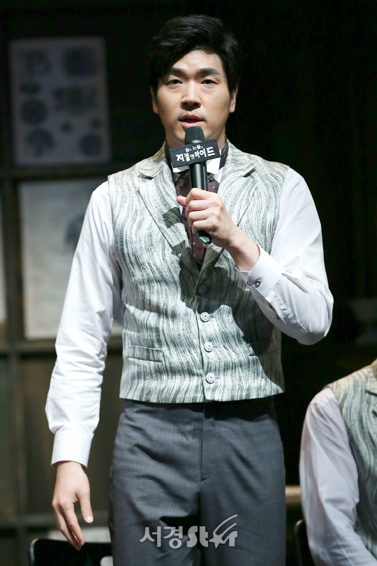 배우 정민이 21일 오후 서울 종로구 두산아트센터 연강홀에서 연극 ‘술과 눈물과 지킬앤하이드’ 기자간담회에 참석해 소개를 하고 있다.