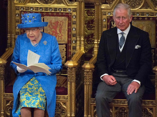 엘리자베스 2세(왼쪽) 영국 여왕이 21일(현지시간) 의회 연설에서 테리사 메이 정부의 입법 계획을 밝히고 있다. /런던=AFP연합뉴스