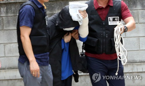 20일 오후 현장검증을 마친 피의자 A(55)씨가 범행현장에서 빠져나오고 있다./연합뉴스