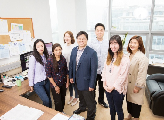 공동 연구팀인 김인혜(앞줄 왼쪽부터) 연구원, M.T. 지나 연구원, 유자형 교수, 고은민 연구원, 이은지 교수, 뒷줄 진선미 연구원, 곽상규 교수가 한자리에 모였다. /사진제공=UNIST