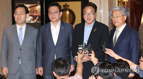 15일 오후 교섭단체 원내대표들이 회동 후 회동 내용에 대해 브리핑을 하고 있다. /연합뉴스