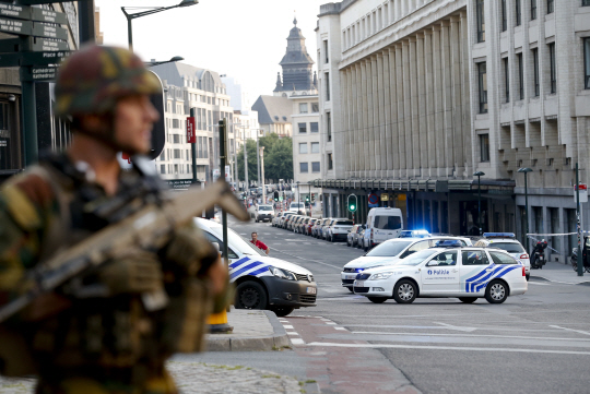 20일(현지시간) 폭탄테러가 발생한 브뤼셀 중앙역 인근에서 무장한 군인이 경계를 서고 있다. /브뤼셀=신화연합뉴스