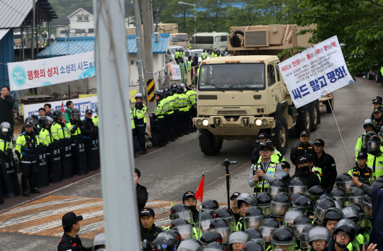 지난 4월 경북 성주군 성주골프장으로 사드(고고도 미사일 방어체계 THAAD) 관련 장비를 실은 트레일러가 들어가는 모습./연합뉴스