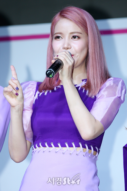 마마무 솔라가 22일 오후 서울 마포구 홍대 무브홀에서 열린 마마무의 다섯 번째 미니앨범 ‘Purple’ 발매기념 쇼케이스 참석해 소개를 하고 있다.