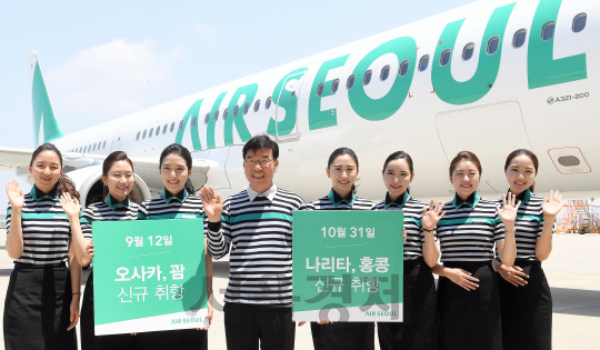 에어서울 신규 취항 노선 발표회가 열린 22일 오후 인천 중구 인천국제공항 주기장 앞에서 류광희 에어서울 사장과 승무원이 함께 기념촬영을 하고 있다.  에어서울은 올 하반기 오사카, 나리타(동경), 홍콩, 괌 등 주요 노선 취항을 할 예정이다./영종도=이호재기자.