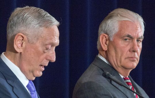 US Secretary of Defense Jim Mattis (L) and US Secretary of State Rex Tillerson conduct a two question press conference after meeting with Chinese State Councilor Yang Jiechi, and Chief of the People‘s Liberation Army Joint Staff Department General Fang Fenghui as the two countries start the US-China Diplomatic and Security Dialogue June 21, 2017, at the US Department of State in Washington, DC. / AFP PHOTO / PAUL J. RICHARDS      <저작권자(c) 연합뉴스, 무단 전재-재배포 금지>