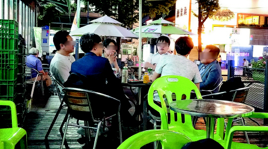 서울시내 한 주택가에 위치한 편의점에서 직장인들이 맥주를 마시고 있다. /김정욱기자