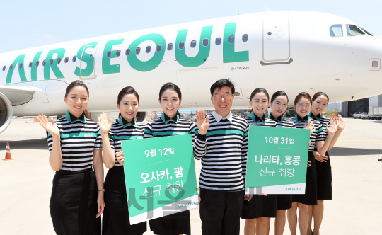 에어서울 신규 취항 노선 발표회가 열린 22일 오후 인천 중구 인천국제공항 주기장 앞에서 류광희 에어서울 사장과 승무원이 함께 기념촬영을 하고 있다.  에어서울은 올 하반기 오사카, 나리타(동경), 홍콩, 괌 등 주요 노선 취항을 할 예정이다./영종도=이호재기자.