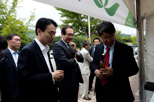 김용하(사진 앞줄 왼쪽에서 첫번째) 산림청 차장이 ‘2017년 전국 산림 경영인 대회’ 참석해 임산물 가공품을 둘러보고 있다. 사진제공=산림청