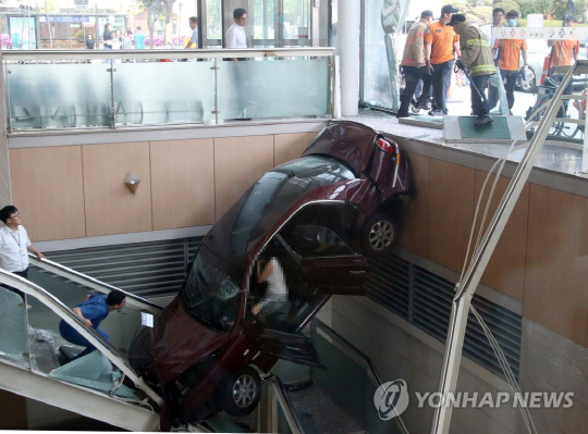 일산백병원 차량돌진 사고, 운전자 ‘다리 깁스 운전’ 논란