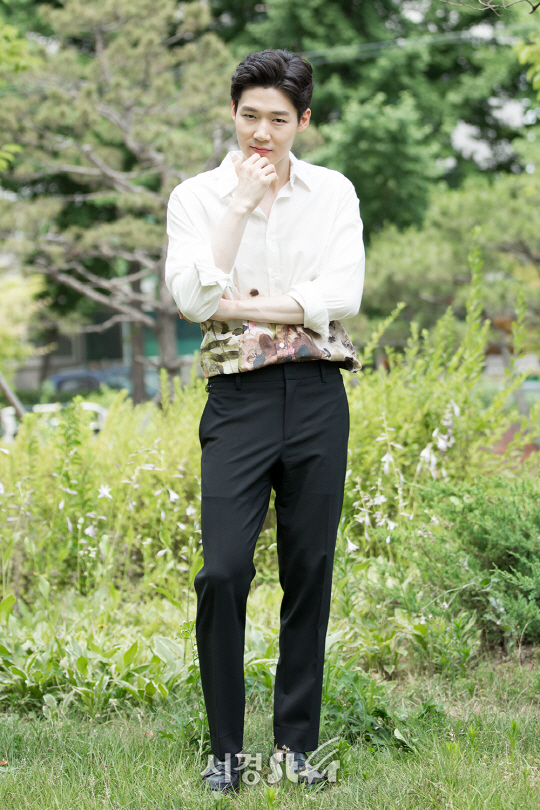 배우 성현이 22일 오전 서울 영등포구 당산동에서 서경스타와의 인터뷰에 앞서 포즈를 취하고 있다.