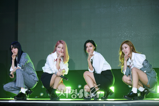마마무가 22일 오후 서울 마포구 홍대 무브홀에서 열린 마마무의 다섯 번째 미니앨범 ‘Purple’ 발매기념 쇼케이스 참석해 무대를 선보이고 있다.