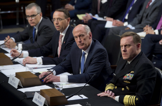 댄 코츠(오른쪽 두번째) 국가정보국(DNI) 국장, 마이클 로저스(〃 첫번째) 국가안보국(NSA) 국장이 미 상원 청문회에서 증언하고 있다./워싱턴=AFP연합뉴스