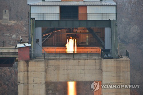 북한이 지난 3월 서해위성발사장에서 신형 고출력 로켓엔진 지상분출시험을 시행하고 있는 모습./조선중앙통신=연합뉴스