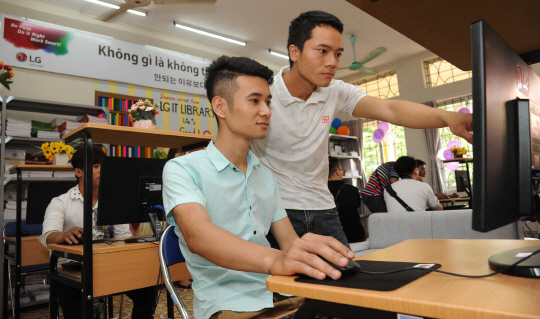 베트남 학생들이 하이퐁 지역 직업학교의 LG IT도서관에서  PC를 활용해 학습하고 있다. /사진제공=LG전자