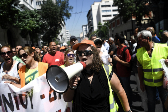 ‘신들의 나라’ 그리스··청소노동자 파업에 “땡볕 속 쓰레기 대란”