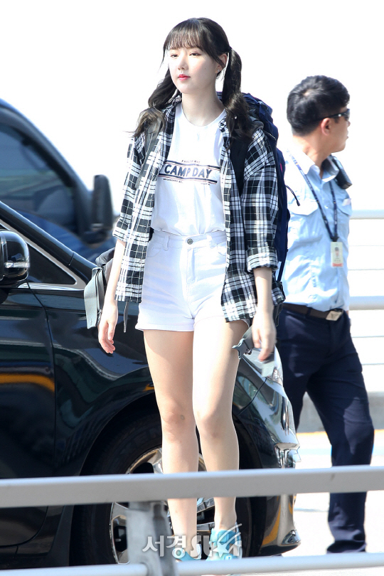 여자친구 예린이 24일 오전 인천 중구 운서동 인천국제공항을 통해 SBS ‘정글의 법칙’ 촬영차 인도네시아 발리로 출국하고 있다.