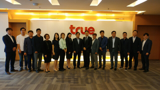 김영선 사무총장을 비롯한 한-아세안 센터 관계자들과 IoT 한국 기업 대표단이 지난 22일 태국의 TRUE 기업을 방문해 기념사진을 촬영하고 있다./한-아세안 센터 제공
