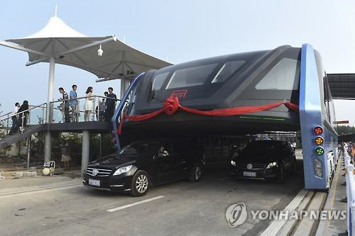 지난해 시범 운영하는 중국의 터널 버스의 모습./연합뉴스