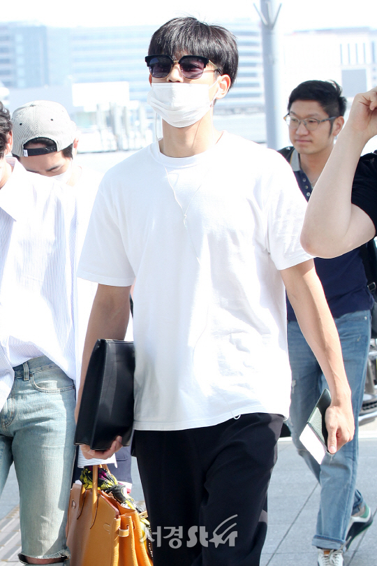 샤이니 민호, 흰 티셔츠 하나로 패션 완성! (인천공항 출국)