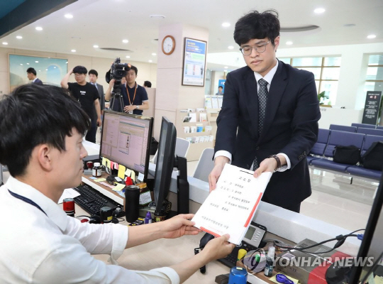 홍준표 전 경남지사, “재벌 언론 사주가 재갈 물려”…홍석현 전 JTBC 회장 비판