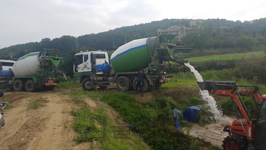 아주산업 레미콘 차량이 사업장 인근 농가에 농업 용수를 공급하고 있다./사진제공=아주산업