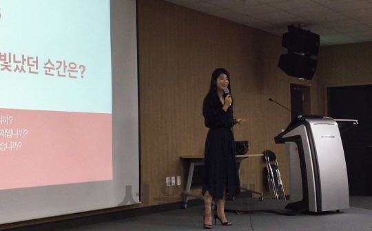 이윤정 AA.LAB 대표가 22~23일 수원대학교에서 열린 ‘실전면접 워크숍’에서 강연하고 있다.