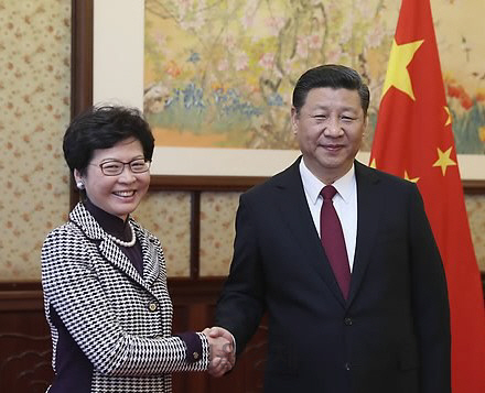 시진핑 중국 국가주석(오른쪽)과 캐리 람 홍콩 행정장관 당선인(왼쪽)(AP=연합뉴스)