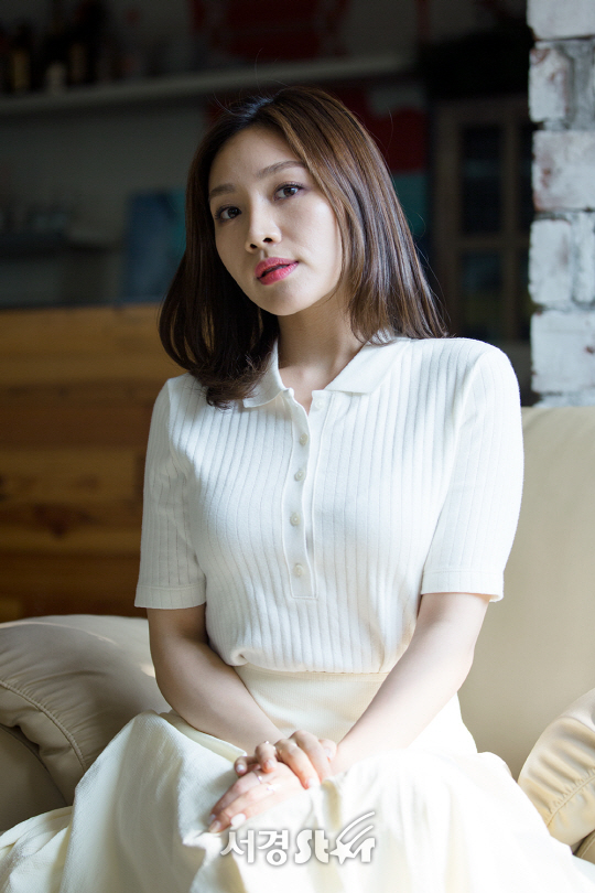 배우 최희서가 23일 오후 서울 종로구 한 카페에서 서경스타와의 인터뷰에 앞서 포즈를 취하고 있다.