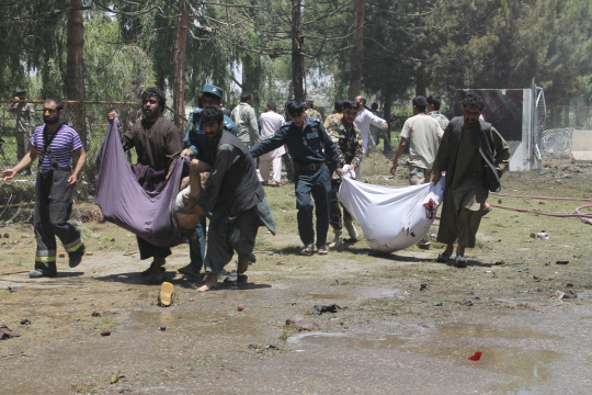라마단 종료를 앞두고 아프가니스탄 남부 헬만드 주도 라슈카르가의 은행 앞에서도 지난 22일(현지시간) 차량 폭탄테러가 발생, 주민과 군인 등 29명이 숨지고 60여 명이 다쳤다. /사진제공=연합뉴스