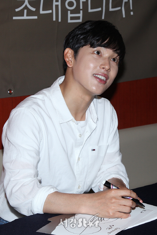 가수 겸 배우 임시완이 24일 오후 서울 송파구 송파동 한 코리안 디저트 카페에서 열린 팬사인회에 참석했다.