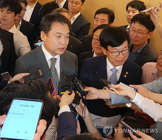 ‘재벌저격수’ 김상조 위원장, 대기업 만났다…‘일감몰아주기 규제’ 관련 대화 나눠