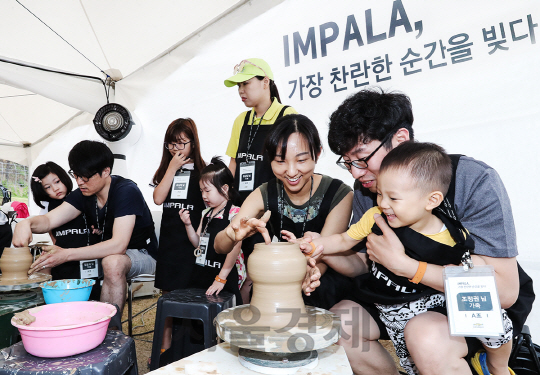 지난 24일,경기도 이천 농업 테마공원에서 한국지엠의 임팔라 고객과 가족들이 도자기 제작 체험을 하고 있다. /사진제공=한국지엠