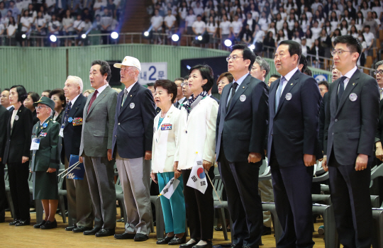 25일 서울 잠실 실내체육관에서 열린 6·25전쟁 발발 67주년 정부 기념식에 추미애(오른쪽 네번째) 더불어민주당 대표와 정우택(〃 세번째) 자유한국당 원내대표, 박주선(〃 두번째) 국민의당 비상대책위원장 등이 참석했다. /연합뉴스