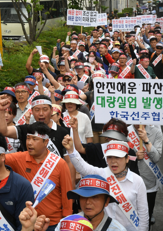 지난해 9월 부산 시민들이 서울 중구 대한항공빌딩에서 한진해운 정상화와 부산경제 살리기를 요구하는 상경투쟁을 하고 있다. 조선·해운 구조조정으로 각종 대책이 쏟아져 나왔지만 중소기업과 소상공인을 위한 정책은 체감이 어렵고 효과가 떨어진다는 지적이 나온다.  /서울경제DB