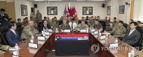 강경화 외교장관 6.25에 처음으로 ‘미군 부대’ 방문 “문 대통령 부모님도 피난민”