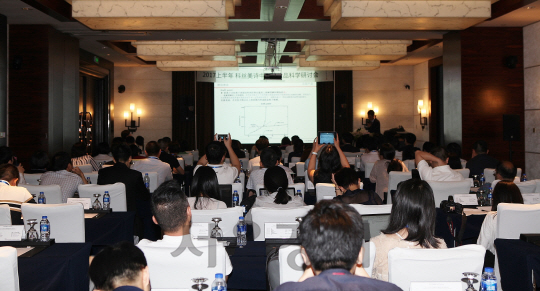 지난 23일 코스맥스 주최로 중국 상하이 힐튼 호텔에서 열린 ‘제1회 중국 화장품 기술 컨퍼런스’에서 참석자들이 강연을 경청하고 있다./ 사진제공=코스맥스