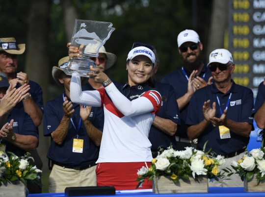 유소연이 26일 LPGA 투어 아칸소 챔피언십 시상식에서 대회 관계자들의 축하 속에 트로피를 번쩍 들어 올리고 있다. /로저스=AP연합뉴스