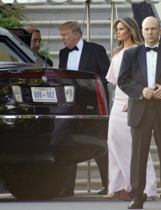 24일(현지시간) 스티븐 므누신 미국 재무장관의 결혼식에 참석하기 위해 백악관을 나서는 도널드 트럼프(왼쪽 두번째) 미국 대통령과 영부인 멜라니아 트럼프./워싱턴DC=EPA연합뉴스