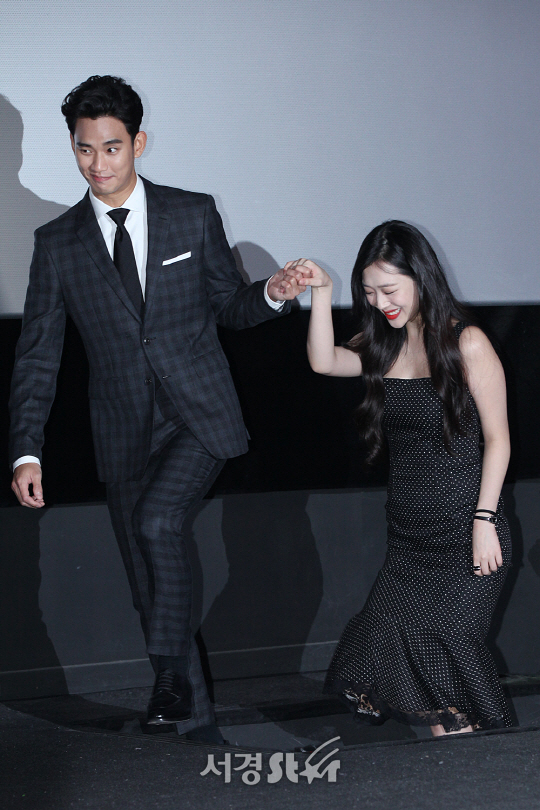 배우 김수현과 설리가 26일 오후 서울 성동구 행당동 왕십리 CGV에서 열린 영화 ‘리얼’ 언론시사회에 참석했다.